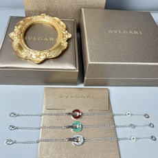 宝格丽圆盘手链,宝格丽新款贝母镶钻圆盘手链,超级美腻的一款手链,像一枚铜钱,有一种招财进宝的感觉,贝母上 宝格丽圆盘手链,宝格丽新款贝母镶钻圆盘手链,超级美腻的一款手链,像一枚铜钱,有一种招财进宝的感觉,贝母上