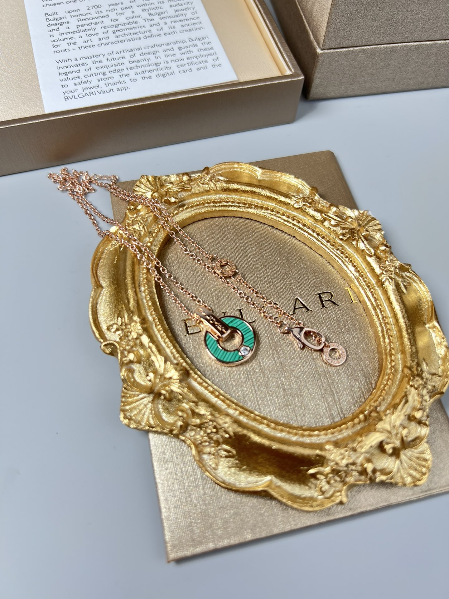 宝格丽圆盘项链，宝格丽新款贝母镶钻圆盘项链，超级美腻的一款项链，像一枚铜钱，有一种招财进宝的感觉，贝母上