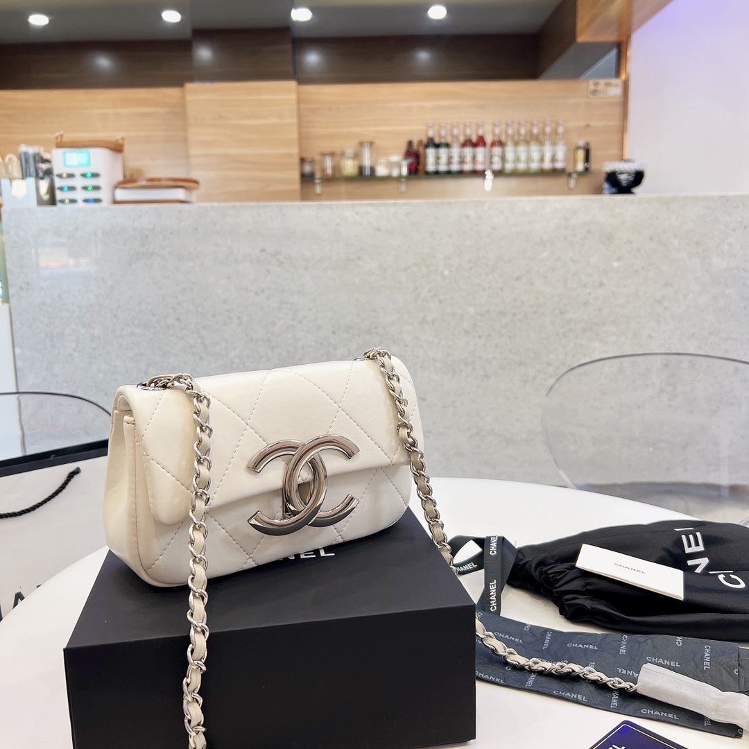 J0 175折叠礼盒 新品Chanel香奈儿专柜斜挎包链条包经典logo原版做工面料采用进口羊皮纹面料皮质手感超级棒哦顶级五金堪比专柜品质～人手必备单品哦size：20*13*6″},”old_share_time”:”
