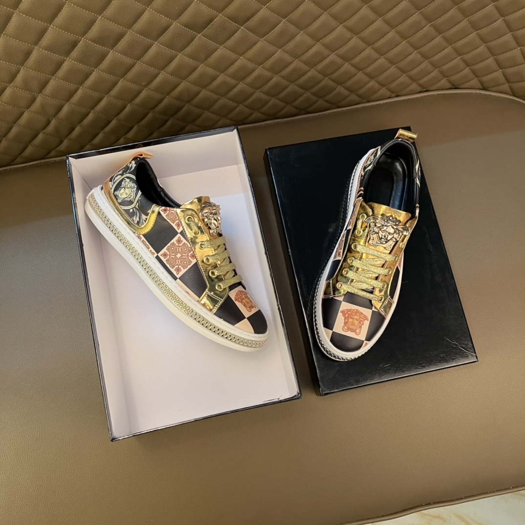 I5  高品质👫情侣同款😍 欧美大师设计简洁高档大气，专柜品质值得信赖，面料进口顶级牛皮 。😍 羊皮内里🐑 做工精细，专柜原版大底，上脚舒适百搭，潮男乐福专属定制，小 麦昆 Alexander McQueen  适合司机户外行车🚗 休闲鞋系列之首 男鞋