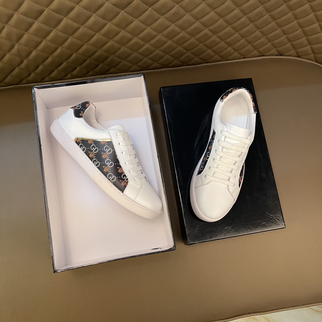 I5  高品质👫情侣同款😍 欧美大师设计简洁高档大气，专柜品质值得信赖，面料进口顶级牛皮 。😍 羊皮内里🐑 做工精细，专柜原版大底，上脚舒适百搭，潮男乐福专属定制，小 麦昆 Alexander McQueen  适合司机户外行车🚗 休闲鞋系列之首 男鞋