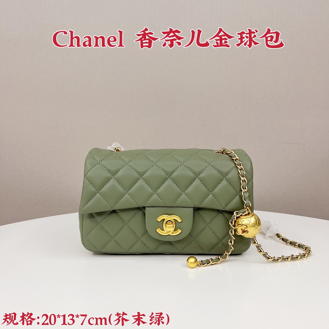 香奈儿金球链条包💰220(芥末绿) 全套免税包装.规格:20*13*7cm 新款链条包.手感超级好.以华丽高贵的外形成为当下最炙手可热之作.人手必备.明星热捧.精匠之作. 小金球可调节肩带长度.
