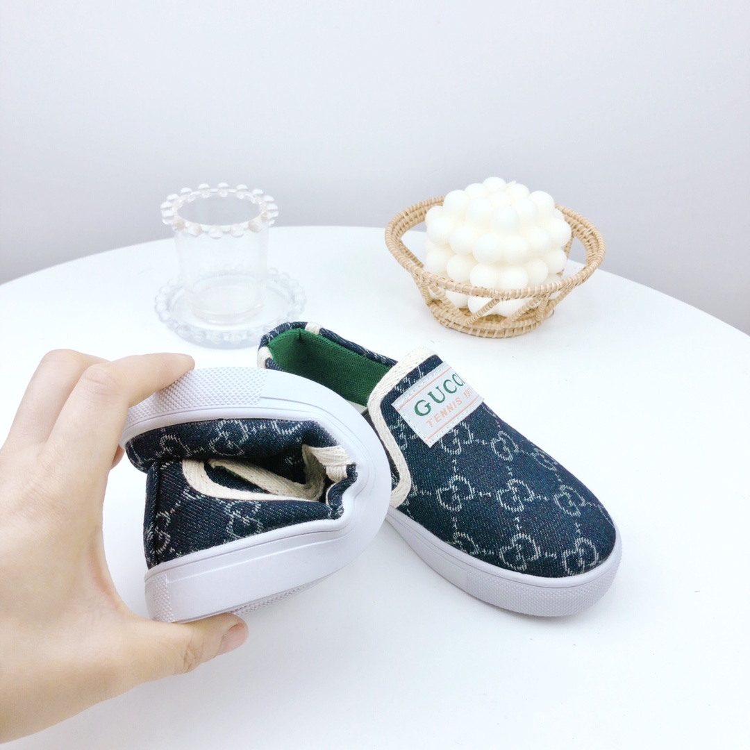 图片[9]-特价 古驰儿童一脚蹬帆布鞋 尺码：26-37码 宝宝的鞋柜自然少不了一双舒适百搭的鞋子✅古驰这款不用多介绍，经典中的经典，橡胶硫化底，防滑耐磨舒适，超级好穿‼️-选品中心