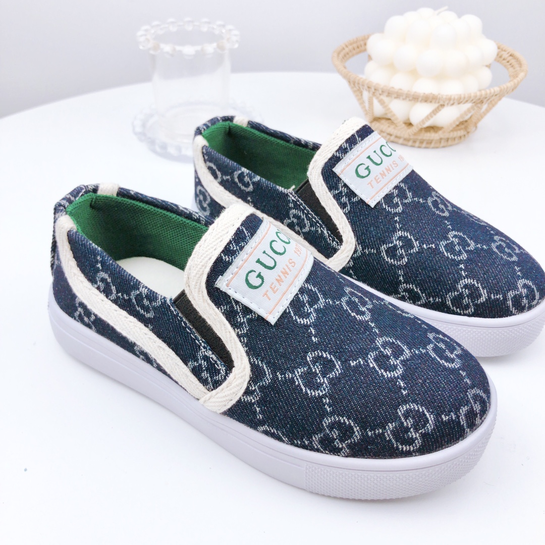 图片[2]-特价 古驰儿童一脚蹬帆布鞋 尺码：26-37码 宝宝的鞋柜自然少不了一双舒适百搭的鞋子✅古驰这款不用多介绍，经典中的经典，橡胶硫化底，防滑耐磨舒适，超级好穿‼️-选品中心