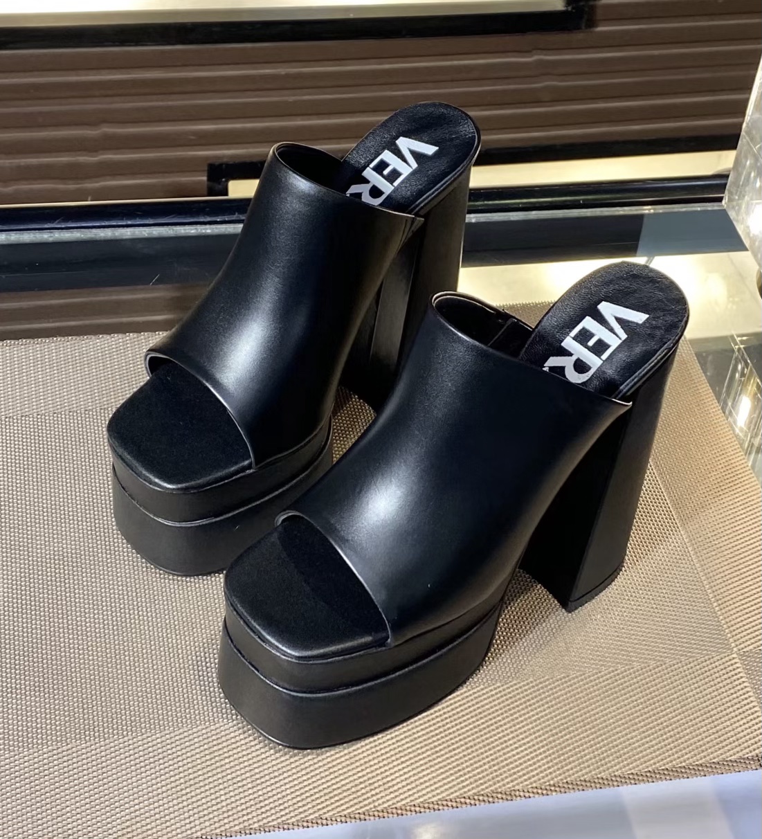 35-43 yardas, fábrica Versace super tacones altos, piel de vaca de tela, forro de piel de oveja de a