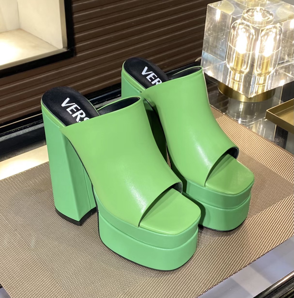 35-43 yardas, fábrica Versace super tacones altos, piel de vaca de tela, forro de piel de oveja de a