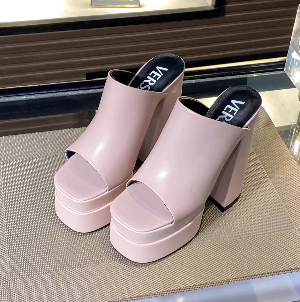 35-43 yardas, fábrica Versace super tacones altos, piel de vaca de tela, forro de piel de oveja de a