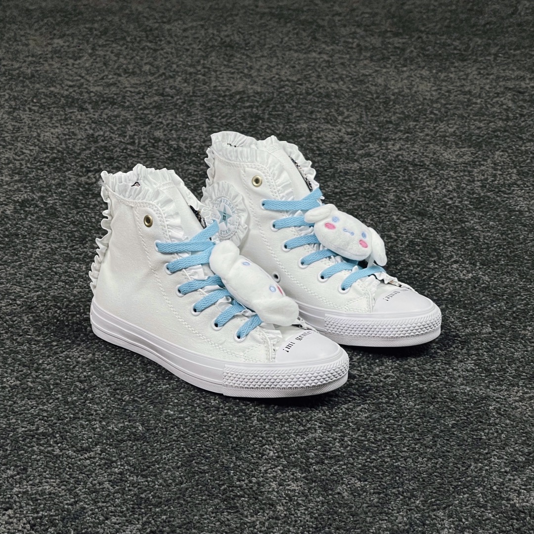 G0 Converse x 三丽鸥超级可爱的匡威花边小白鞋 简直和玉桂狗绝配纯白的鞋身搭配蕾丝边与浅蓝色鞋带 挂饰可爱的小玉桂狗 难以拒绝