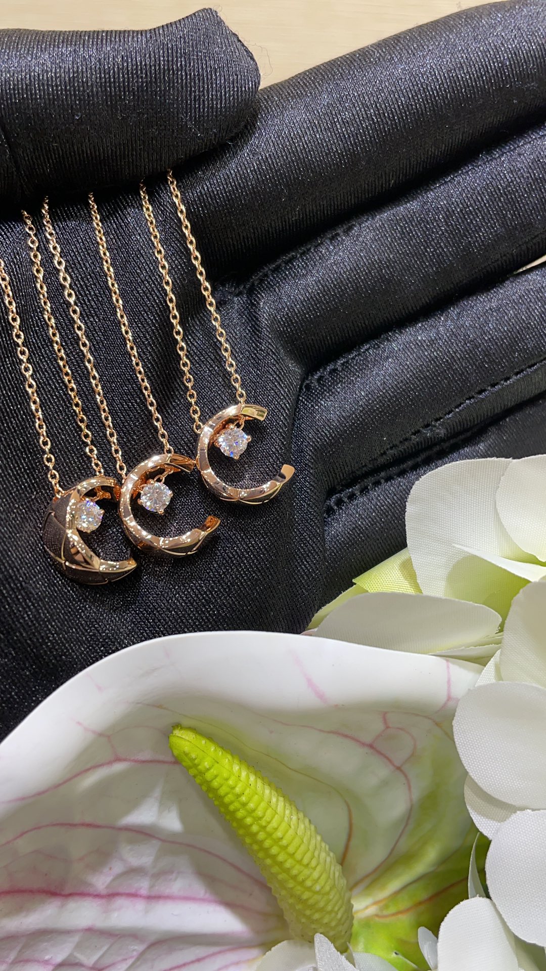 NO:634763,The new high-end jewelry series, the most popular model this year, rose gold necklace, moon-shaped rhombus design with diamond embellishment in the middle, can be worn alone or mixed and matched, very girly and elegant, so fragrant zReal gold and real diamonds 88220, necklace, Cartier high-end jewelry19860909新款高级珠宝系列 今年最火的款,玫瑰金项链 月亮造型菱格设计中间钻石点缀 单戴or混搭叠戴,很少女贵气 太香了 z真金真钻88220,,necklace,卡迪亚高端饰品,Jewelry