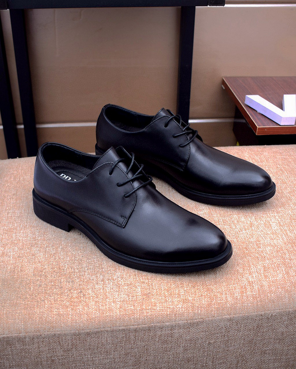 I5 ， 100%头层牛皮软牛皮舒适款，   普拉达 Prada 官网原版1:1火爆上市。舒适原版进口橡胶大底，柔软耐磨，运动鞋型，精选 100%头层牛皮小牛皮，真皮内里，真皮垫脚。