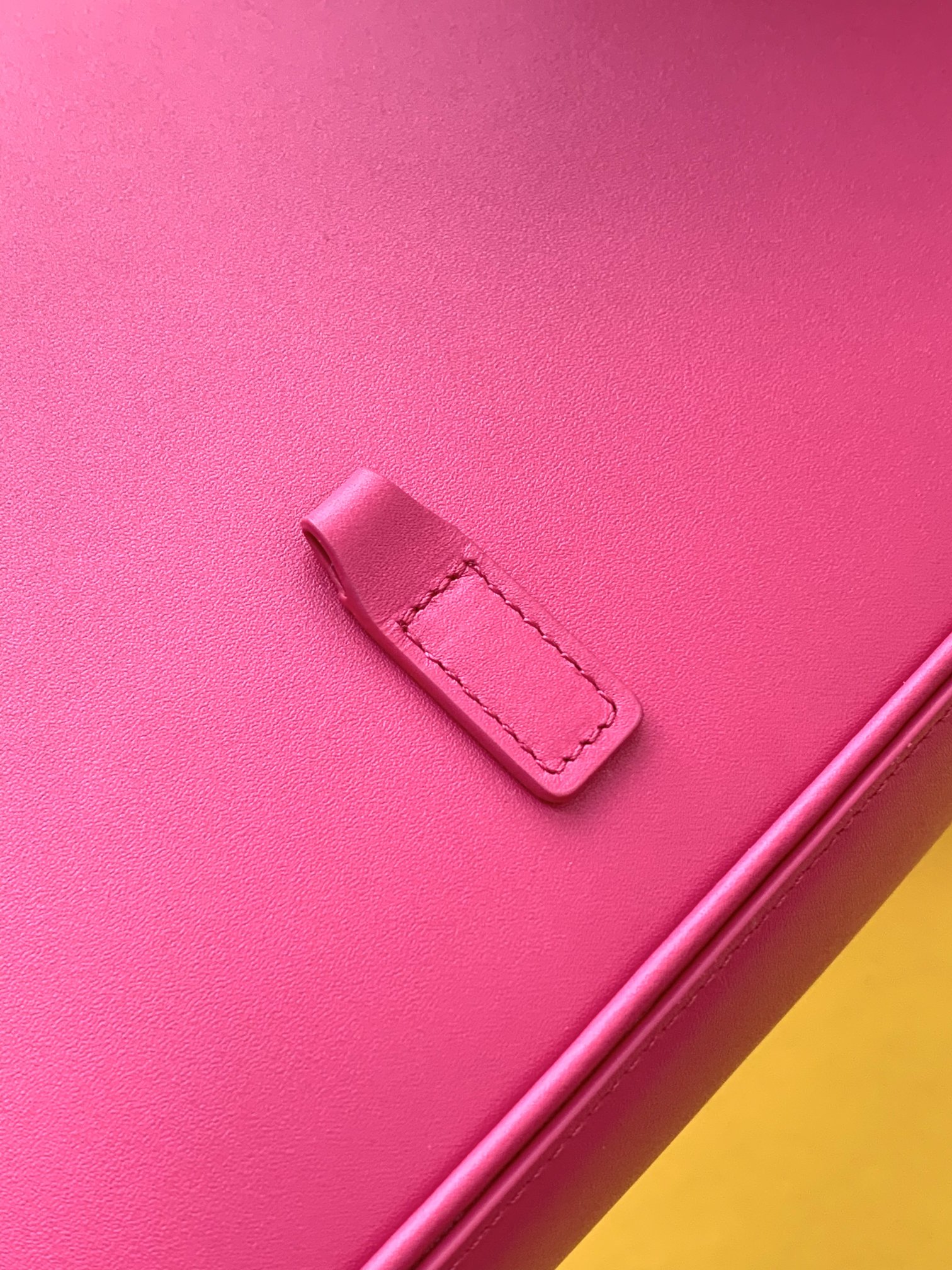 P600【特级精品 - 657228】🌸 配全套专柜最新包装📦杂志
2021春夏新款腋下包Le5A7 Bag 强推▪️今年的宝藏包包之一！极简外形+金属logo 扣开合设计 可调节肩带 简洁唯美且高级感 包身轻盈 易搭配 太太太爆美la♡ 包包容量充足 日常出街炒鸡方便🛒 钟意腋下包的小仙女一定要背它 气质颜值为一体(・ω< )★太赞了！
尺寸：25X14X6cm