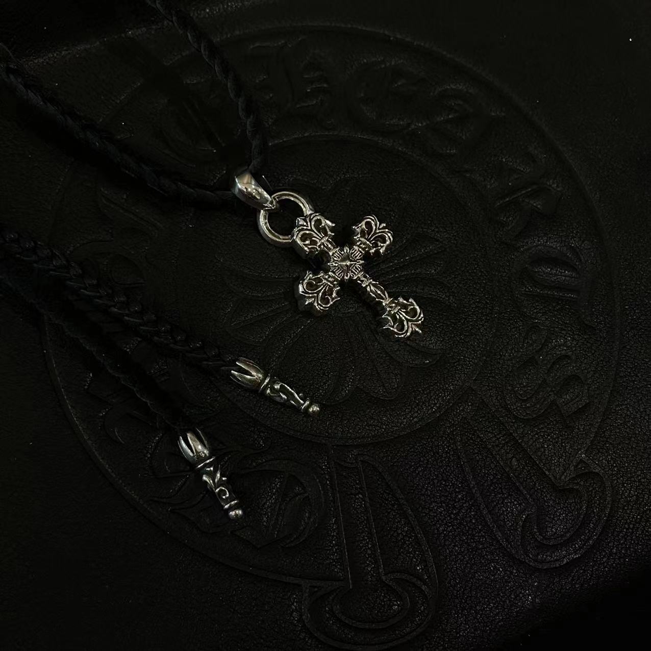 Chrome Hearts 𝐂𝐡𝐫𝐨𝐦𝐞 𝐡𝐞𝐚𝐫𝐭𝐬克罗心火焰十字架皮绳编织项链