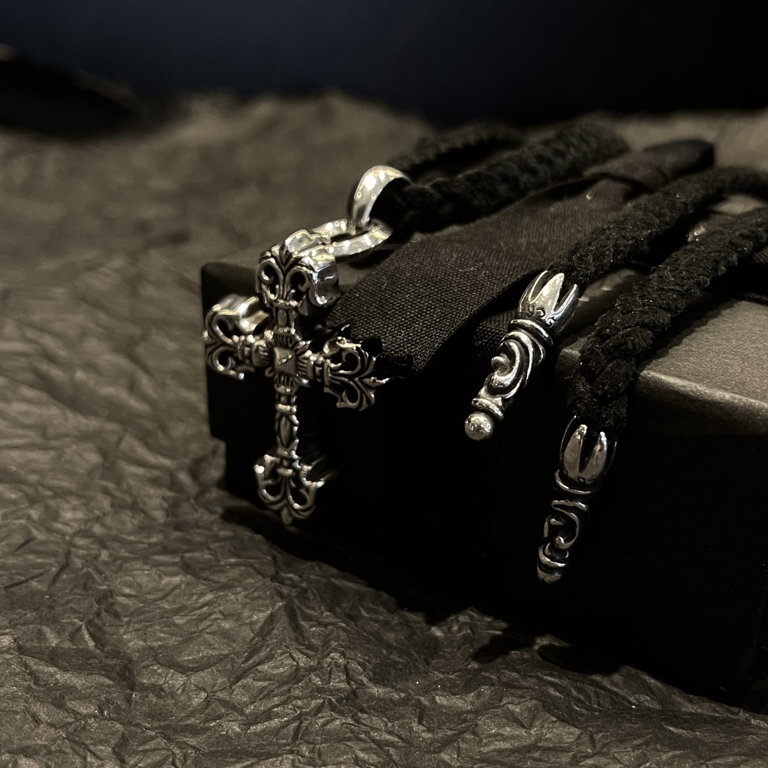 Chrome Hearts 𝐂𝐡𝐫𝐨𝐦𝐞 𝐡𝐞𝐚𝐫𝐭𝐬克罗心火焰十字架皮绳编织项链