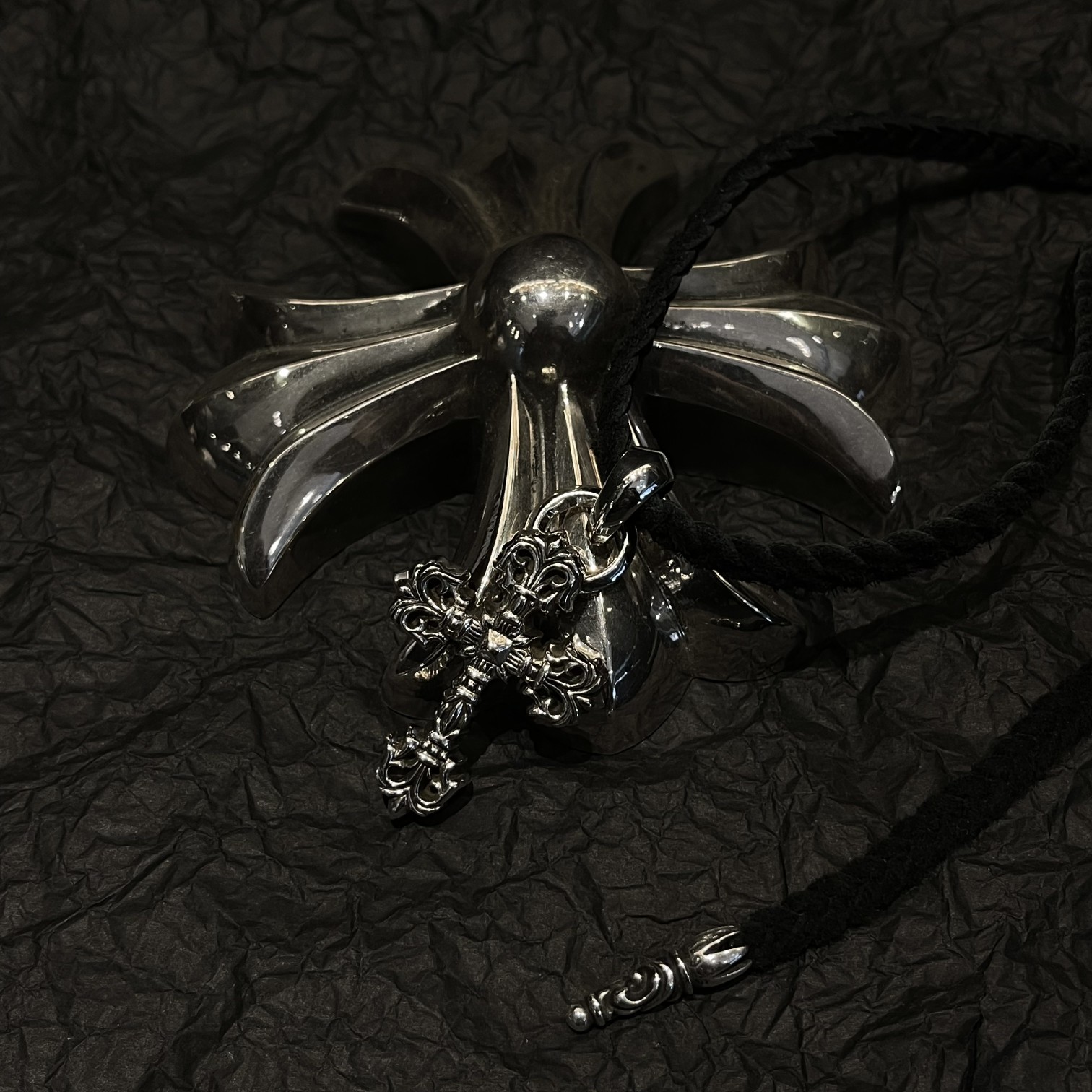 Chrome Hearts 𝐂𝐡𝐫𝐨𝐦𝐞 𝐡𝐞𝐚𝐫𝐭𝐬克罗心火焰十字架皮绳编织项链