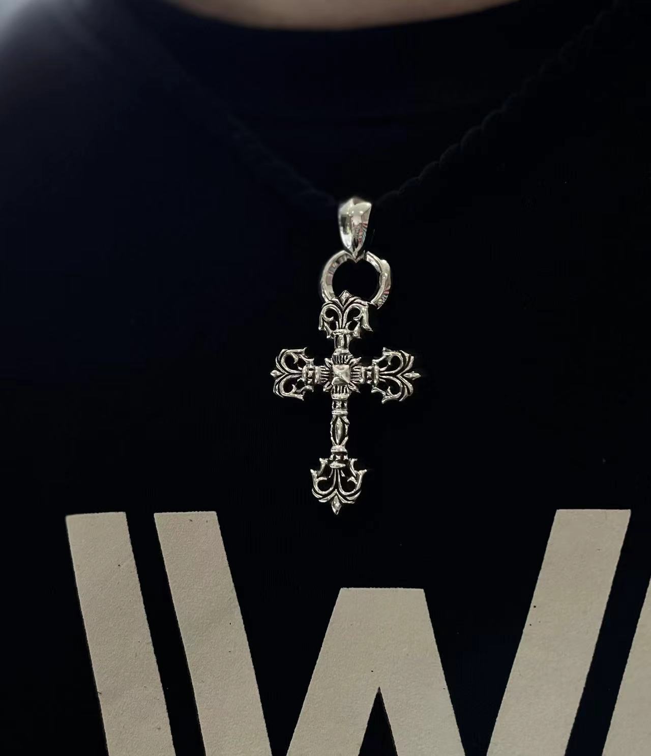 Chrome Hearts 𝐂𝐡𝐫𝐨𝐦𝐞 𝐡𝐞𝐚𝐫𝐭𝐬克罗心火焰十字架皮绳编织项链