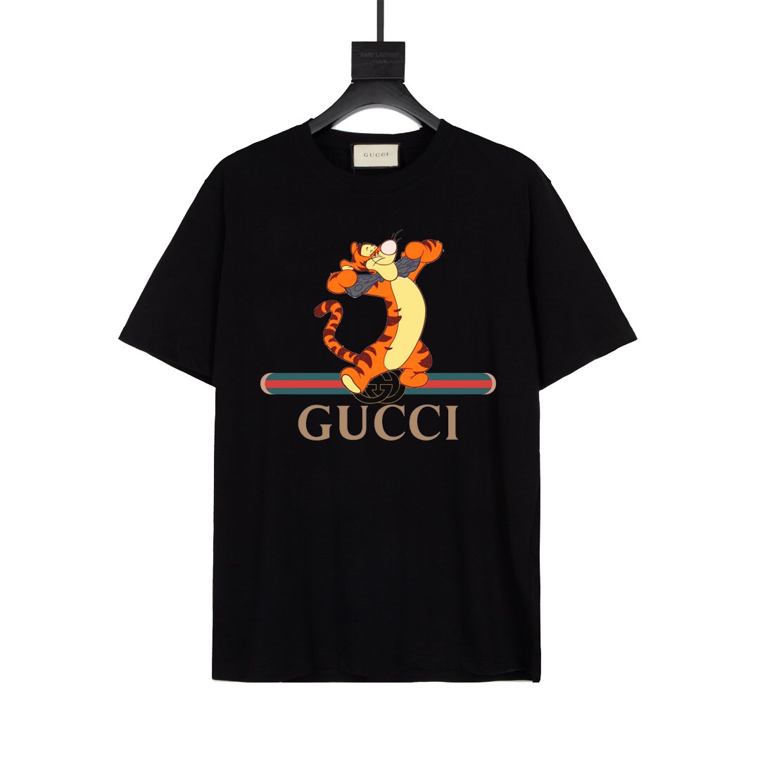 Camiseta de Gucci con cinturón y letras de Tigger. Última serie limitada de la colaboración de Gucci con Disney de Tigg…
