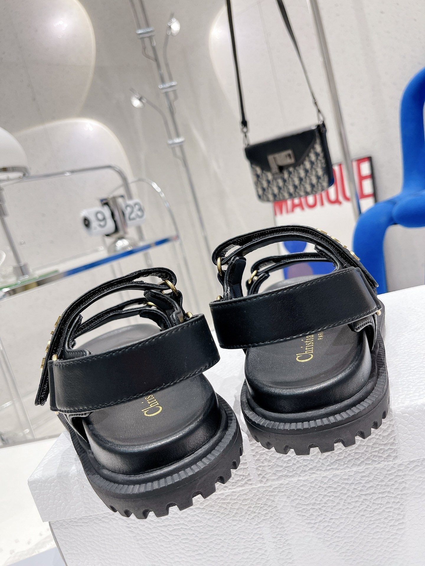 💰💰190💰💰           Dior 2022迪奥 新款新色魔术贴凉鞋 
 原版复刻 超耐看超百搭款 上脚非常舒适 显瘦又显白 比香奶奶款还香 
鞋面：原版牛皮 
内里：羊皮里 
饰扣：原版d五金扣 
大底：原版开模T💰💰U大底 
码数：35～40#