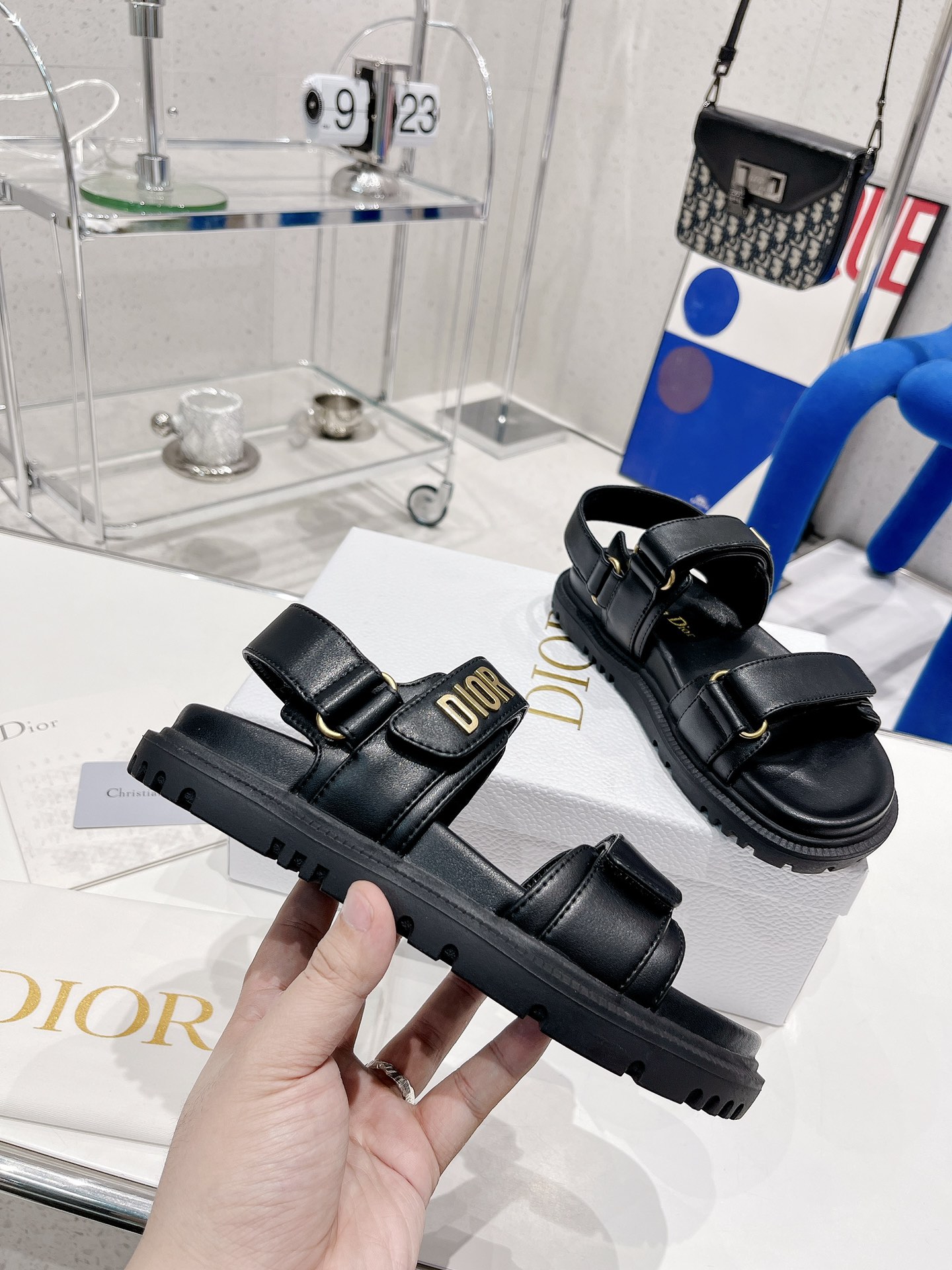 💰💰190💰💰           Dior 2022迪奥 新款新色魔术贴凉鞋 
 原版复刻 超耐看超百搭款 上脚非常舒适 显瘦又显白 比香奶奶款还香 
鞋面：原版牛皮 
内里：羊皮里 
饰扣：原版d五金扣 
大底：原版开模T💰💰U大底 
码数：35～40#