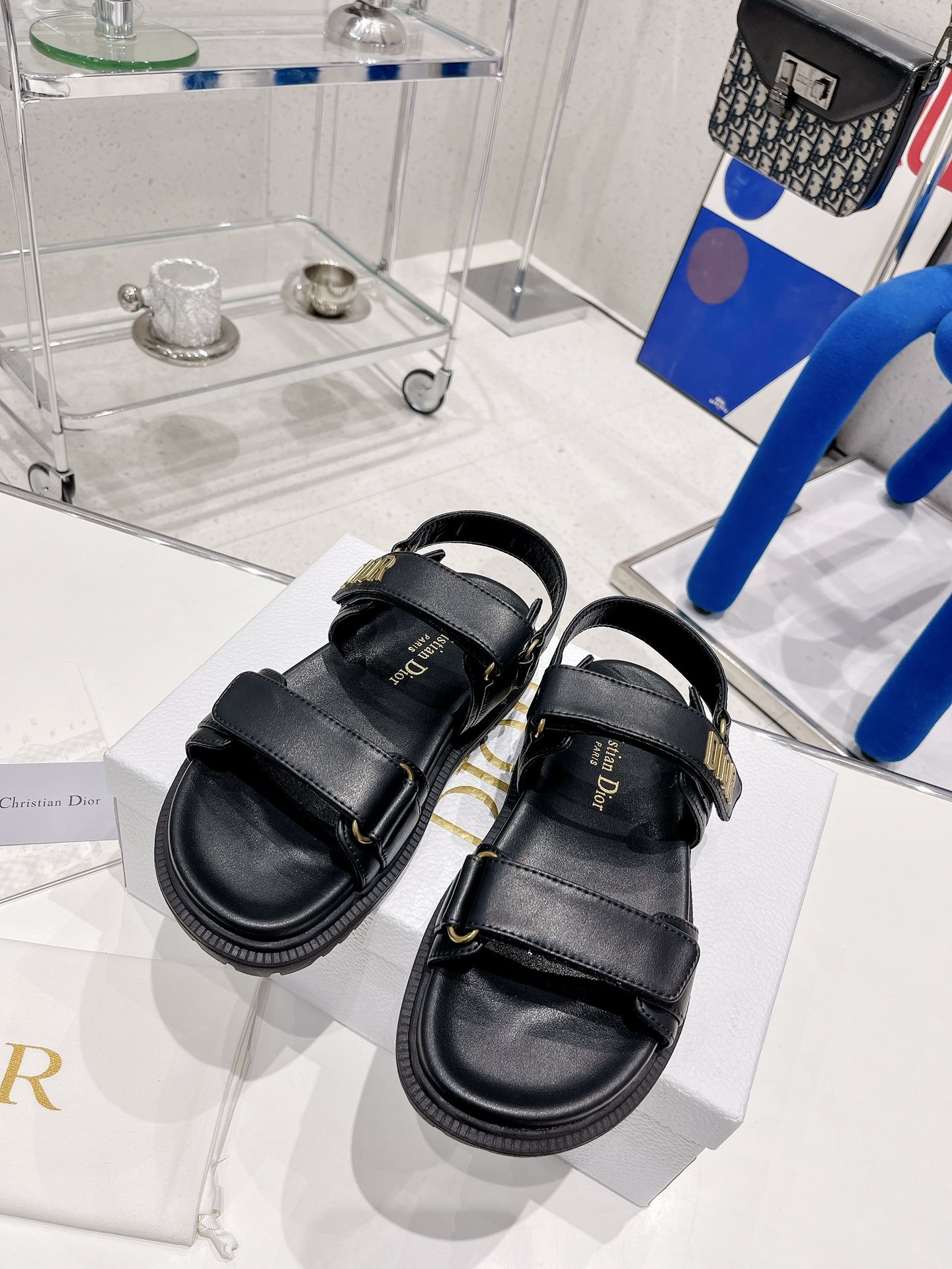 💰💰190💰💰           Dior 2022迪奥 新款新色魔术贴凉鞋 
 原版复刻 超耐看超百搭款 上脚非常舒适 显瘦又显白 比香奶奶款还香 
鞋面：原版牛皮 
内里：羊皮里 
饰扣：原版d五金扣 
大底：原版开模T💰💰U大底 
码数：35～40#