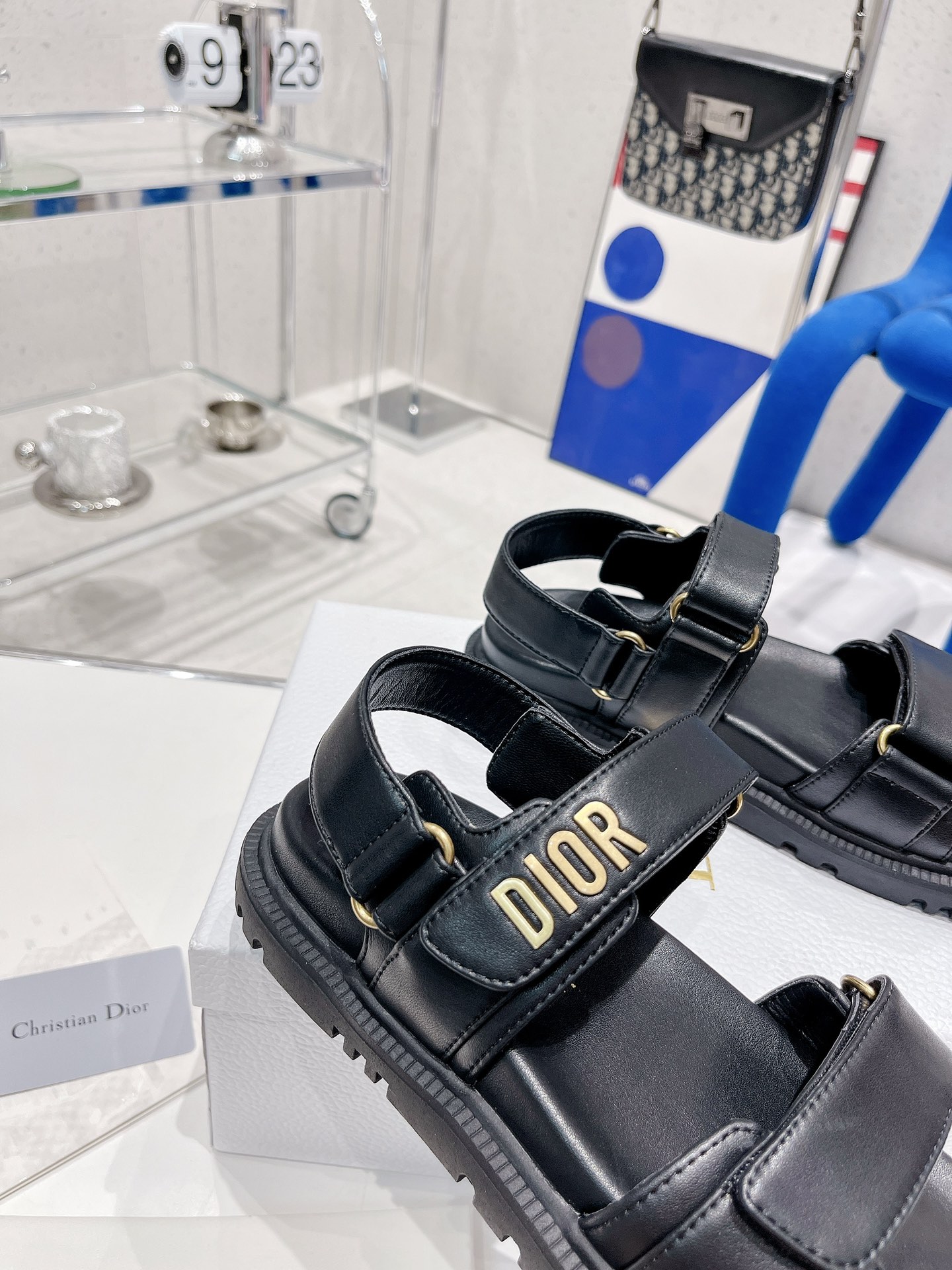 💰💰190💰💰           Dior 2022迪奥 新款新色魔术贴凉鞋 
 原版复刻 超耐看超百搭款 上脚非常舒适 显瘦又显白 比香奶奶款还香 
鞋面：原版牛皮 
内里：羊皮里 
饰扣：原版d五金扣 
大底：原版开模T💰💰U大底 
码数：35～40#