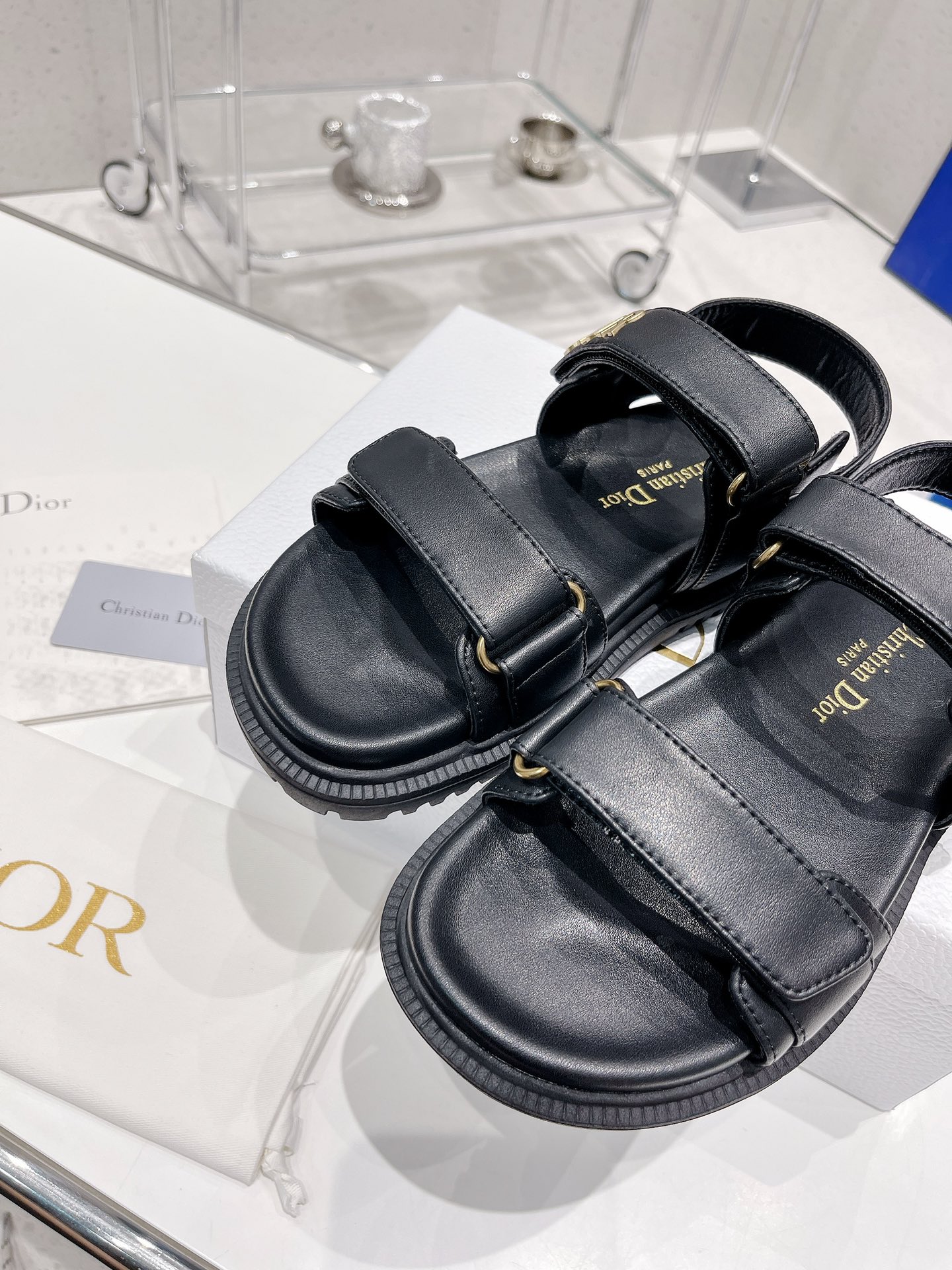 💰💰190💰💰           Dior 2022迪奥 新款新色魔术贴凉鞋 
 原版复刻 超耐看超百搭款 上脚非常舒适 显瘦又显白 比香奶奶款还香 
鞋面：原版牛皮 
内里：羊皮里 
饰扣：原版d五金扣 
大底：原版开模T💰💰U大底 
码数：35～40#