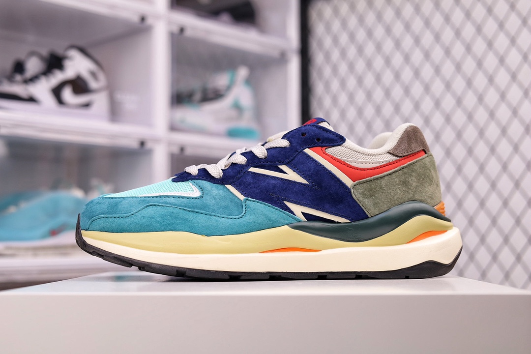 G5 公司级 New Balance M5740系列复古休闲运动慢跑鞋 全新 New Balance 系列，以更纯粹的复古风格设计打造的全新造型。侧身还以解构设计，将 N 字标志以做旧压花样式呈现，样式别具新意。而麂皮、冲孔皮革的塑造，则呈现出高级怀旧气质，也让鞋款在奢华时装风格与运动氛围之间达到了平衡。鞋身采用尼龙及猪巴革麂皮物料拼接构成中底高弹PU材质及满丁防滑橡胶外底。