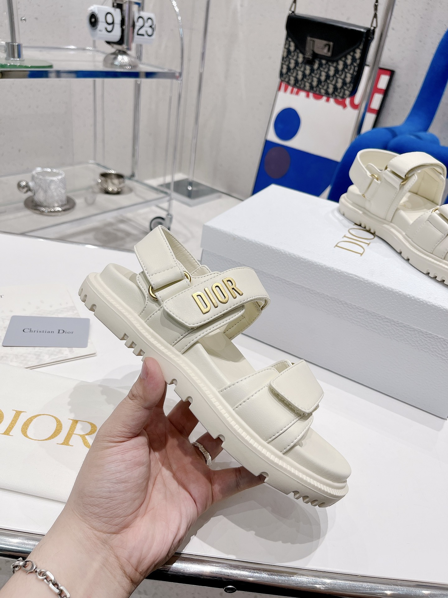 💰💰190💰💰           Dior 2022迪奥 新款新色魔术贴凉鞋 
 原版复刻 超耐看超百搭款 上脚非常舒适 显瘦又显白 比香奶奶款还香 
鞋面：原版牛皮 
内里：羊皮里 
饰扣：原版d五金扣 
大底：原版开模T💰💰U大底 
码数：35～40#