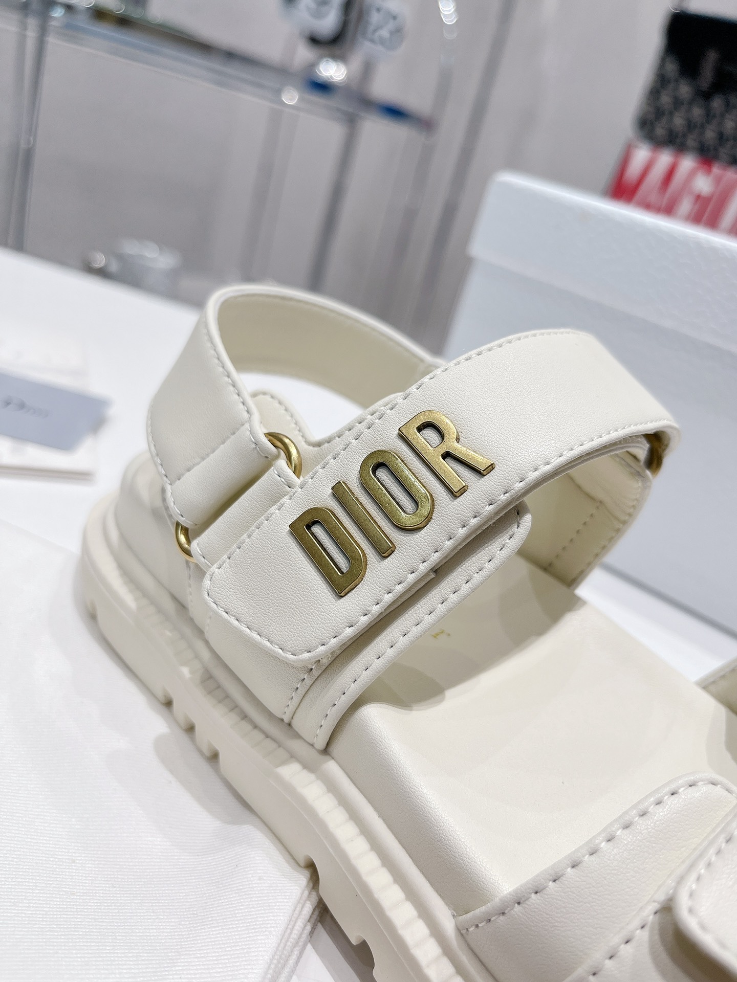 💰💰190💰💰           Dior 2022迪奥 新款新色魔术贴凉鞋 
 原版复刻 超耐看超百搭款 上脚非常舒适 显瘦又显白 比香奶奶款还香 
鞋面：原版牛皮 
内里：羊皮里 
饰扣：原版d五金扣 
大底：原版开模T💰💰U大底 
码数：35～40#