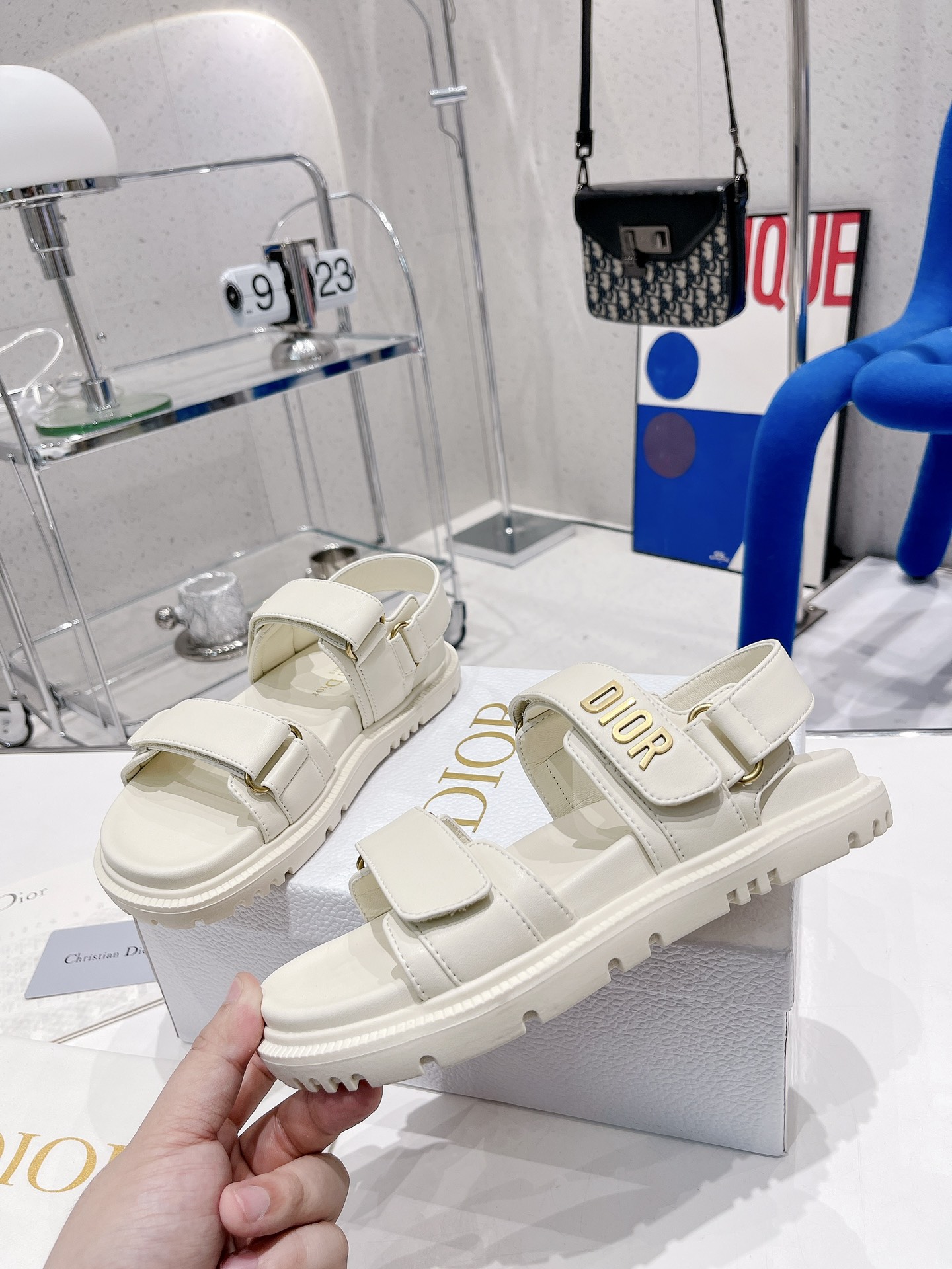💰💰190💰💰           Dior 2022迪奥 新款新色魔术贴凉鞋 
 原版复刻 超耐看超百搭款 上脚非常舒适 显瘦又显白 比香奶奶款还香 
鞋面：原版牛皮 
内里：羊皮里 
饰扣：原版d五金扣 
大底：原版开模T💰💰U大底 
码数：35～40#