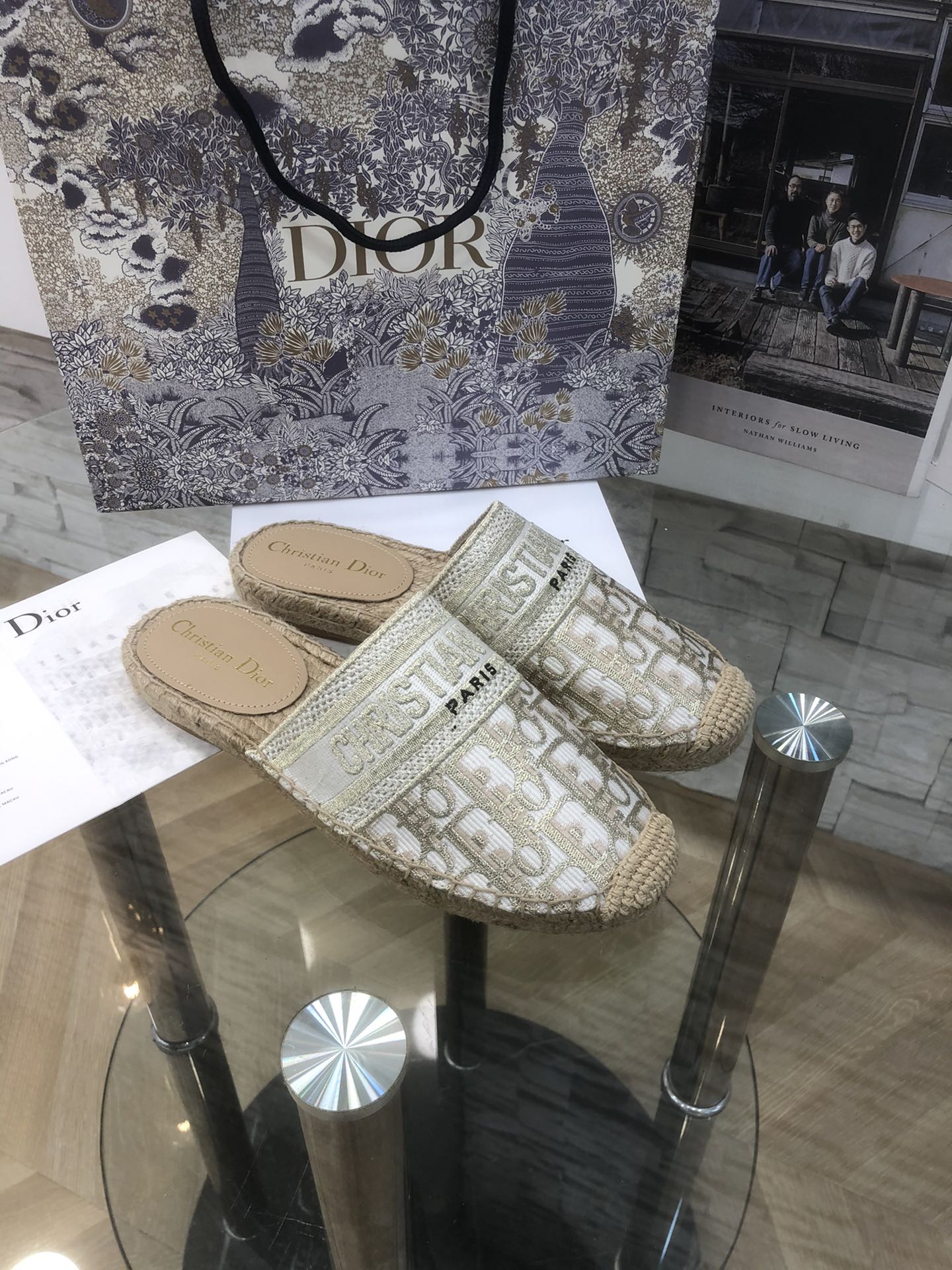 NO:171059,Top high-end original 11 replica Dior Spring and Summer counter latest color system pattern metal thread jacquard embroidery fisherman shoes bag toe half slippers classic logo embroidery design can be said to be the main series in the past two years. Both bags and shoes and clothes are very popular. The counter is synchronized. Original customization. All details are extremely accurate and strive for zero error. The foot is absolutely comfortable and versatile. Customized embroidery fabric in Paris Original hand-woven outsole Size: 35-40 (with a full set of purchase standard packaging), fisherman shoes, dior, dior, slippers, espadrilles19860909顶级高版本原版11复刻 Dior迪奥春夏专柜最新款色系  图案金属线提花刺绣渔夫鞋 包头半拖鞋 经典logo刺绣设计可谓是这两年主打系列 无论包包鞋子还是是衣服都非常的热门 专柜同步 原版定制 各方面细节非常极致到位力求零误差 上脚绝对的舒适度百搭. 巴黎订制刺绣面料 原版手工编织大底 码数: 35-40（配代购标准全套包装）,渔夫鞋,dior,dior,slippers,espadrilles,Women's Shoes