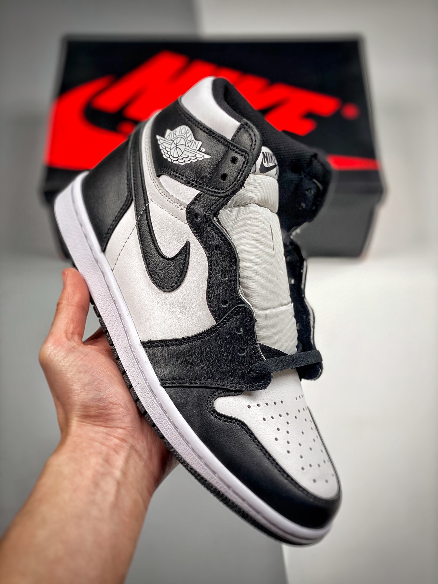 Air Jordan 1 “Obsidian”黑白熊猫 纯原大厂出品 同价区间品质天花板 原装纸板原楦开发 极致鞋型一眼正即视感 #独家私模原档案开模，自动区别市面版本 #全鞋采用东莞头层皮，用料绝不含糊 #飞翼3D高频立体感十足 细节全…