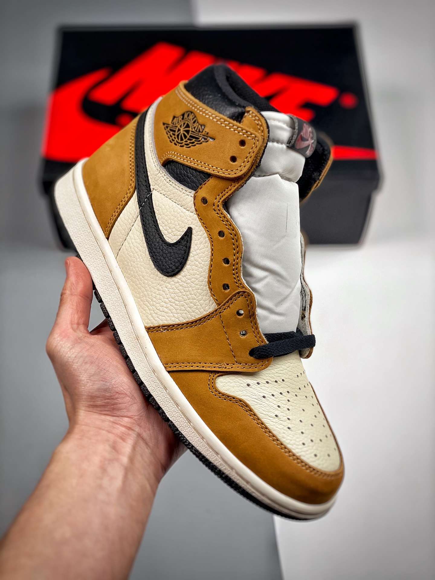 Air Jordan 1 “Obsidian”小麦 纯原大厂出品 同价区间品质天花板 原装纸板原楦开发 极致鞋型一眼正即视感 #独家私模原档案开模，自动区别市面版本 #全鞋采用东莞头层皮，用料绝不含糊 #飞翼3D高频立体感十足 细节全方面…