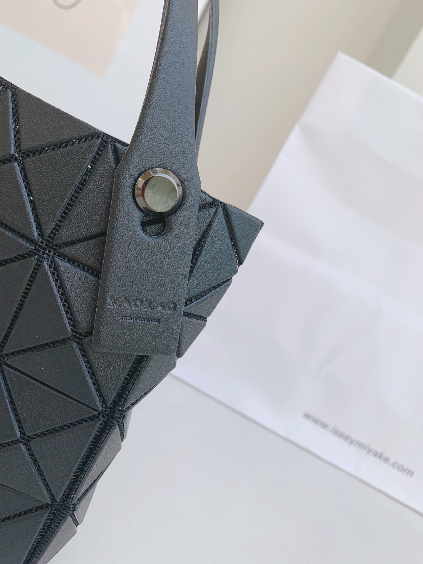 三宅一生｜ISSEYMIYAKE LUCENT BOXY 系列手提袋BB21-AG851