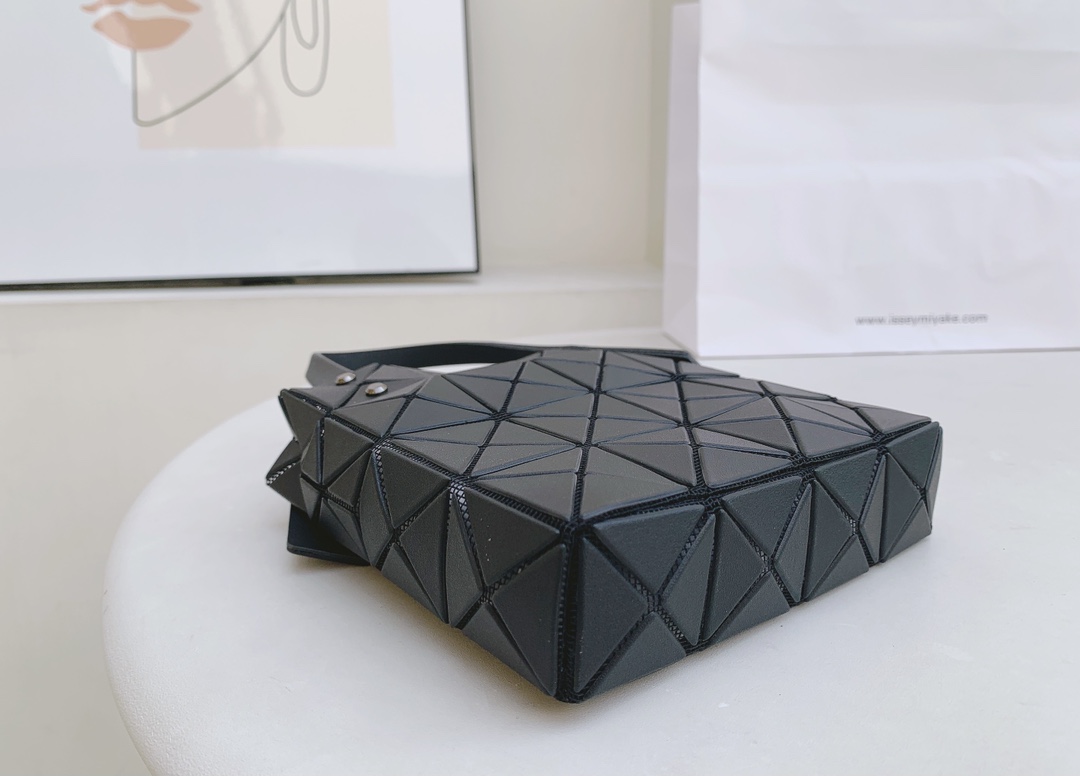 三宅一生｜ISSEYMIYAKE LUCENT BOXY 系列手提袋BB21-AG851