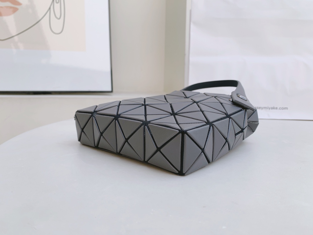 三宅一生｜ISSEYMIYAKE LUCENT BOXY 系列手提袋BB21-AG851