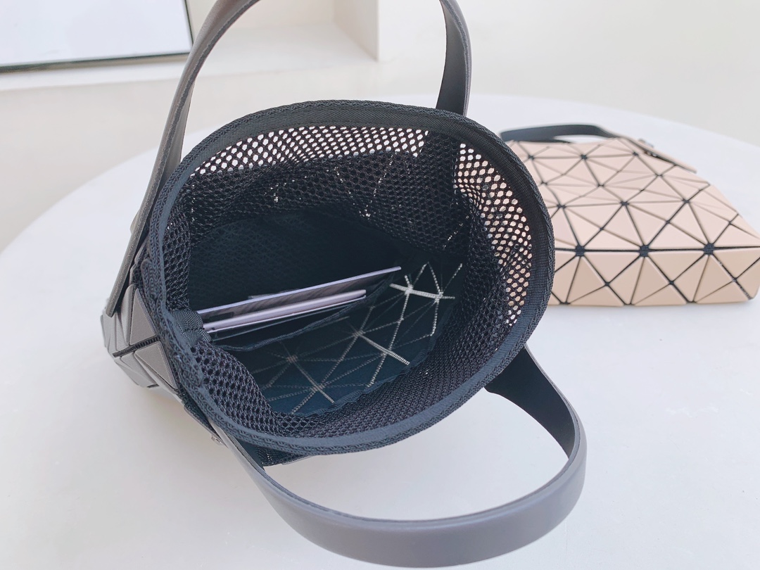 三宅一生｜ISSEYMIYAKE LUCENT BOXY 系列手提袋BB21-AG851