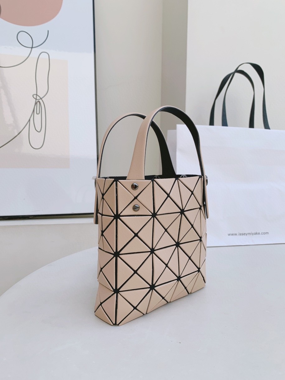 三宅一生｜ISSEYMIYAKE LUCENT BOXY 系列手提袋BB21-AG851