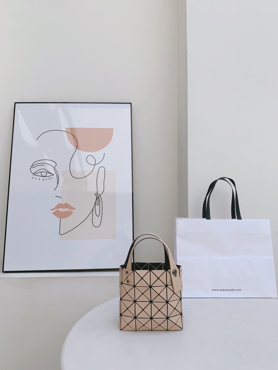 三宅一生｜ISSEYMIYAKE LUCENT BOXY 系列手提袋BB21-AG851