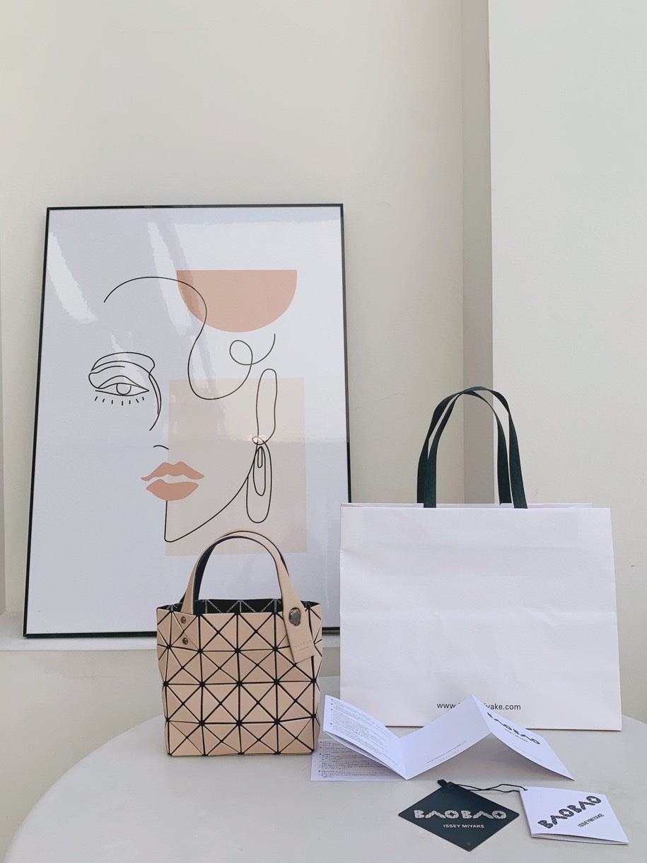 三宅一生｜ISSEYMIYAKE LUCENT BOXY 系列手提袋BB21-AG851