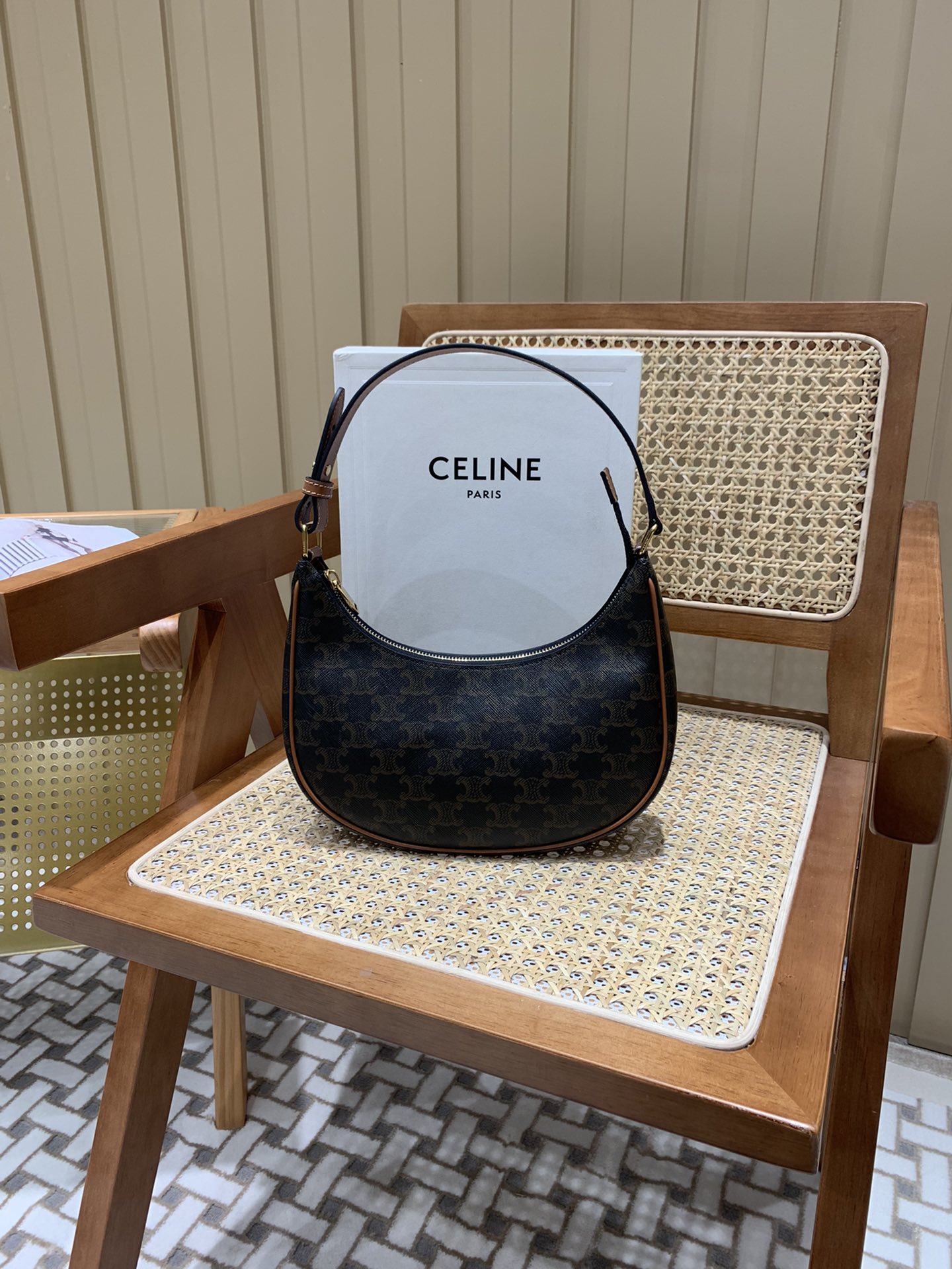 NO:203921,Authentic [AVA Brown Presbyterian] P The first AVA Presbyterian Ttiomphe underarm bag that has become popular all over the Internet perfectly reproduces the medieval underarm bag. Only classics are worthy of being reproduced!  Especially after Lisa carried it, she was so popular that she was a mess. She was the originator of underarm bags. Without this underarm bag, the cabinet is unqualified and imperfect!  Almost 0 weight is super light, but the capacity is large enough, and it can accommodate all the necessities for daily going out, practical!  Fashionable and practical, perfect!  It uses customized grade PVC presbyterian materials, and the fabric is consistent with zp and has a hazy feeling. The leather is made of original Italian imported cowhide. It is paired with customized grade hardware. It can only be said that there is no difference!  Great!  Size 23×14×7×cm Model 193952, Celine, Celine, Celine, Cowhide19860909正品级【AVA 棕色老花】P 火遍全网的**家AVA老花Ttiomphe腋下包,完美的复刻了中古款腋下包,只有经典才值得被复刻！特别是Lisa背了之后,简直火的一塌糊涂,堪称腋下包的鼻祖了,少了这个腋下包的包柜都是不合格不完美的！几乎0自重超级轻,容量却足够大,日常出门必需品都可容纳,实用性！既时尚又实用,完美！采用订制级PVC老花料,面料与zp一致自带一层朦胧感,配皮采用原厂zp意大利进口牛皮,搭配上订制级五金,只能说毫无区别了！棒棒！ 尺寸23×14×7×cm 型号193952,赛琳celine,celine,celine,cowhide,Bag