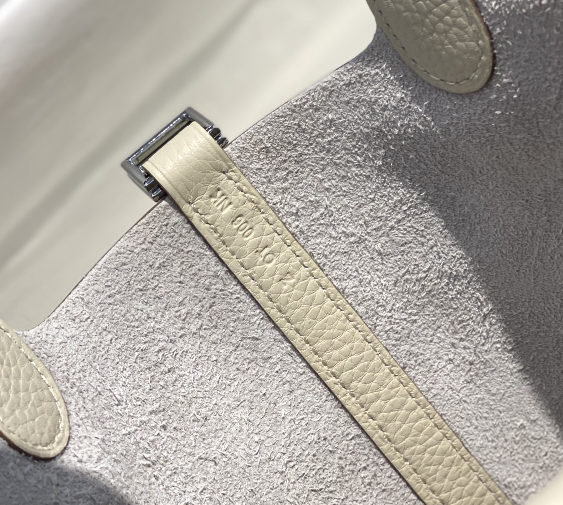 Hermès Picotin Lock 22 Bag in White Leather - Stylish & Functional 8 i1646465103 2232 6