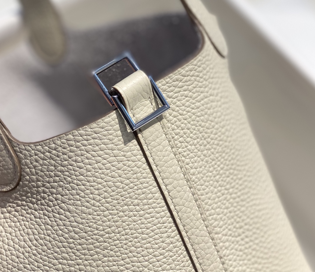 Hermès Picotin Lock 22 Bag in White Leather - Stylish & Functional 5 i1646465103 229 4
