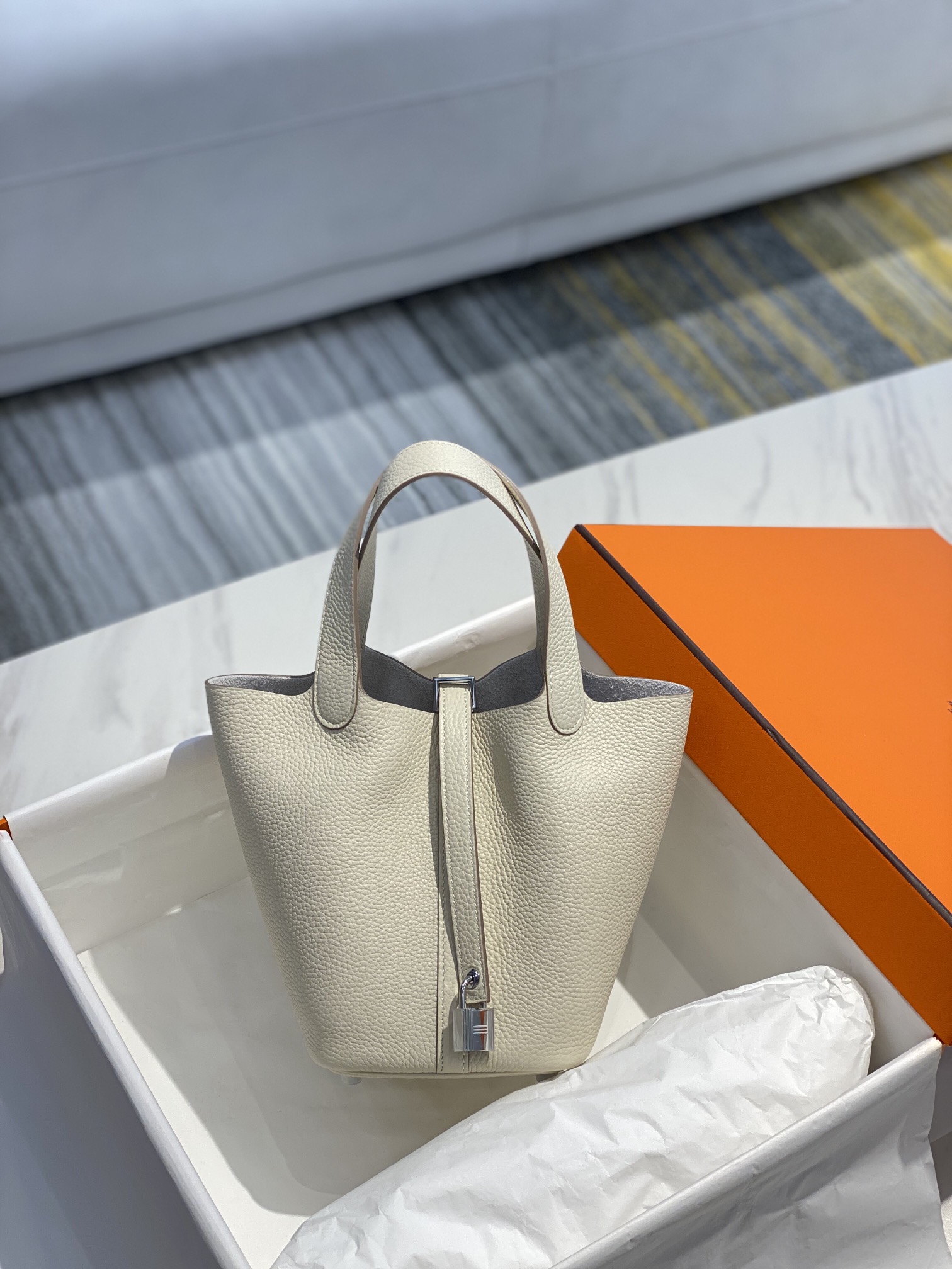 Hermès Picotin Lock 22 Bag in White Leather - Stylish & Functional 2 i1646465103 5285 0