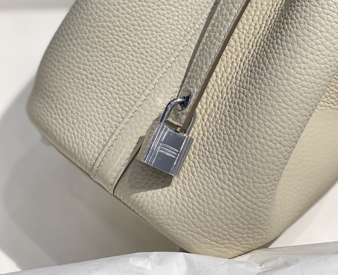 Hermès Picotin Lock 22 Bag in White Leather - Stylish & Functional 4 i1646465103 5853 3