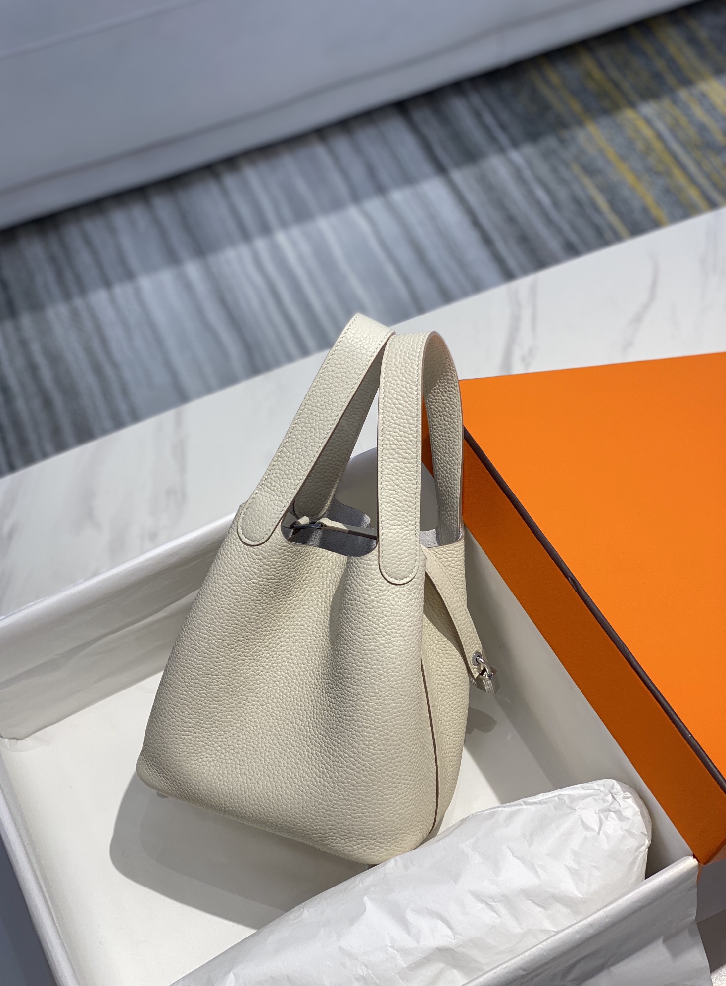Hermès Picotin Lock 22 Bag in White Leather - Stylish & Functional 3 i1646465103 8915 1