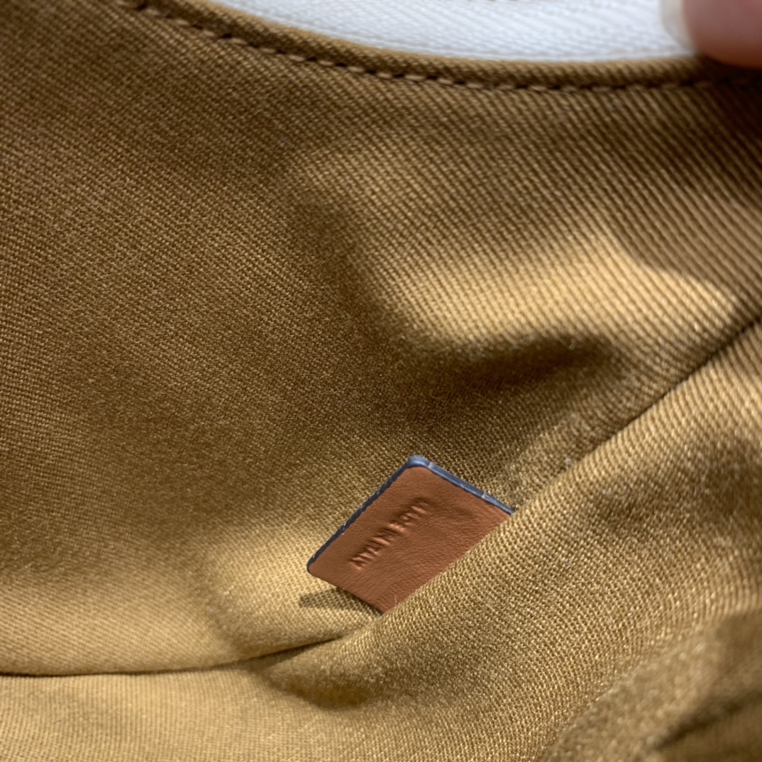 CELINE AVA 白花Ttiomphe腋下包 193952