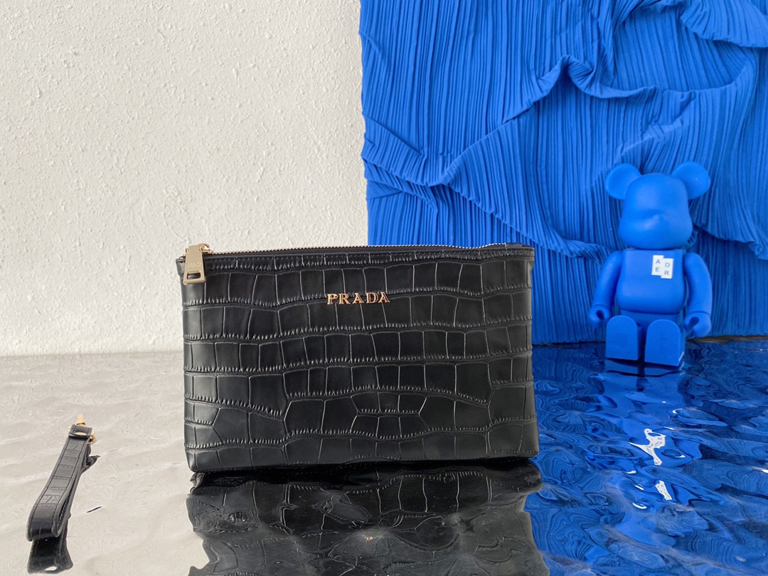 J0  普拉达 Prada  牛皮鳄鱼纹手拿包 男士夹包 采用精湛镶嵌细工，经典百搭 实物拍摄 原厂原版面料 配送小票防尘袋 礼盒 25 x 15 cm