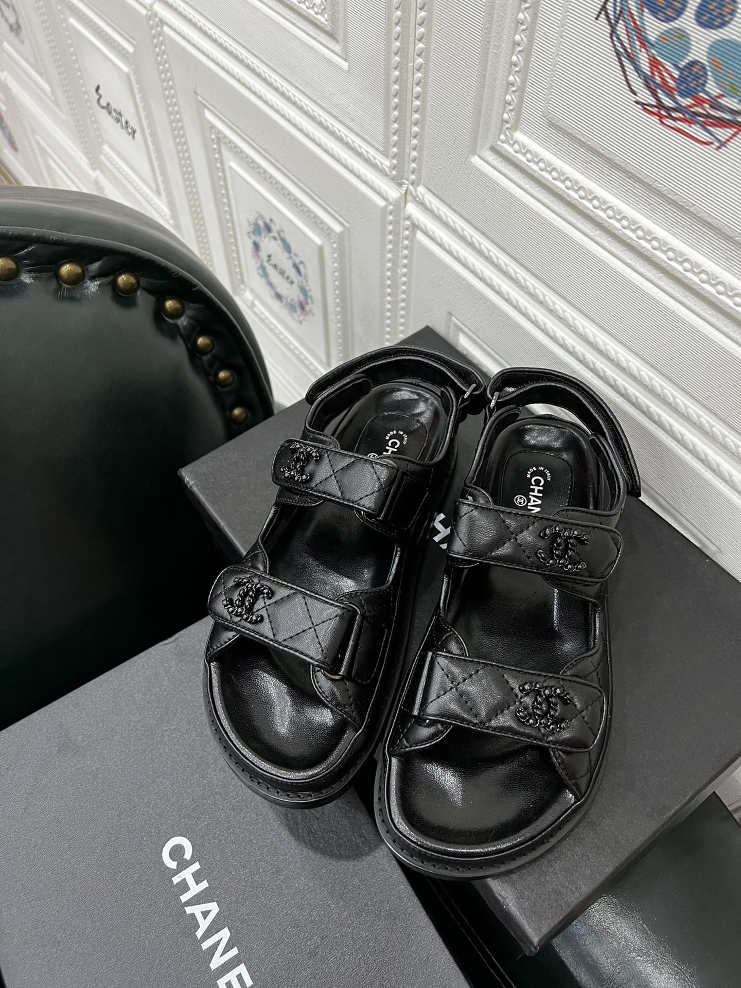 💰💰210💰💰女鞋 女装 女鞋 女装        Chan*l🔥小香爆款专柜一比一打造出来，火了整个半球的凉鞋，面料；牛皮+经典方格电绣，内里垫脚进口绵羊皮，脚槽结合人体脚型凹槽设计提高穿着舒适度。
鞋底:橡胶底片，
颜色:黑色，白色，杏色、金色、银色、涂鸦款、黑印花、兰印花
码数35-40「40定做不退换」