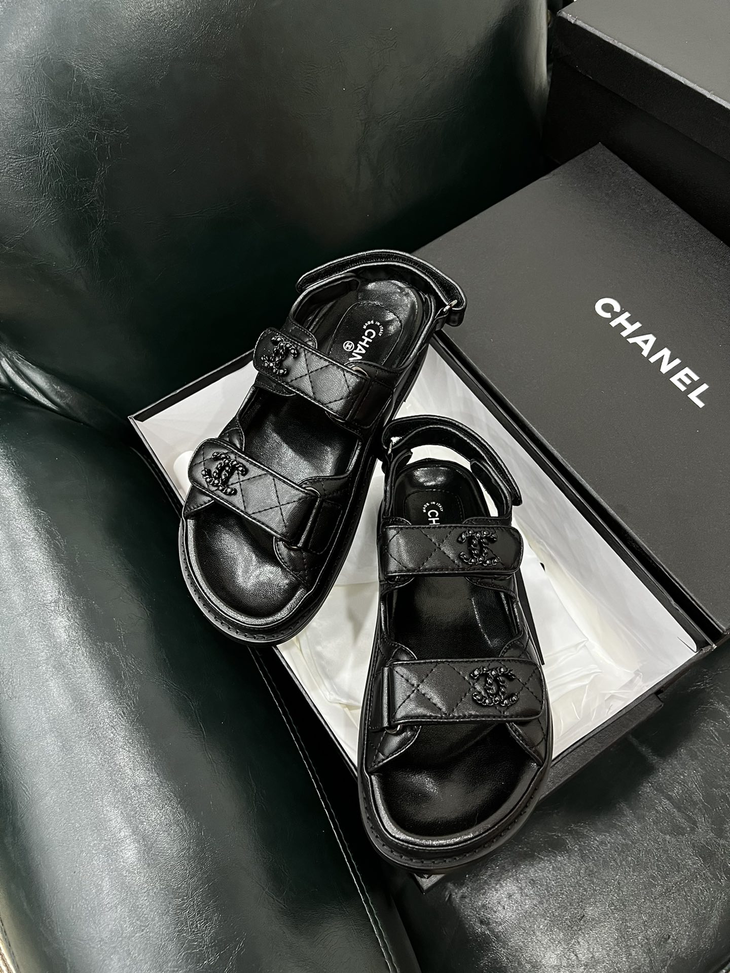 💰💰210💰💰女鞋 女装 女鞋 女装        Chan*l🔥小香爆款专柜一比一打造出来，火了整个半球的凉鞋，面料；牛皮+经典方格电绣，内里垫脚进口绵羊皮，脚槽结合人体脚型凹槽设计提高穿着舒适度。
鞋底:橡胶底片，
颜色:黑色，白色，杏色、金色、银色、涂鸦款、黑印花、兰印花
码数35-40「40定做不退换」