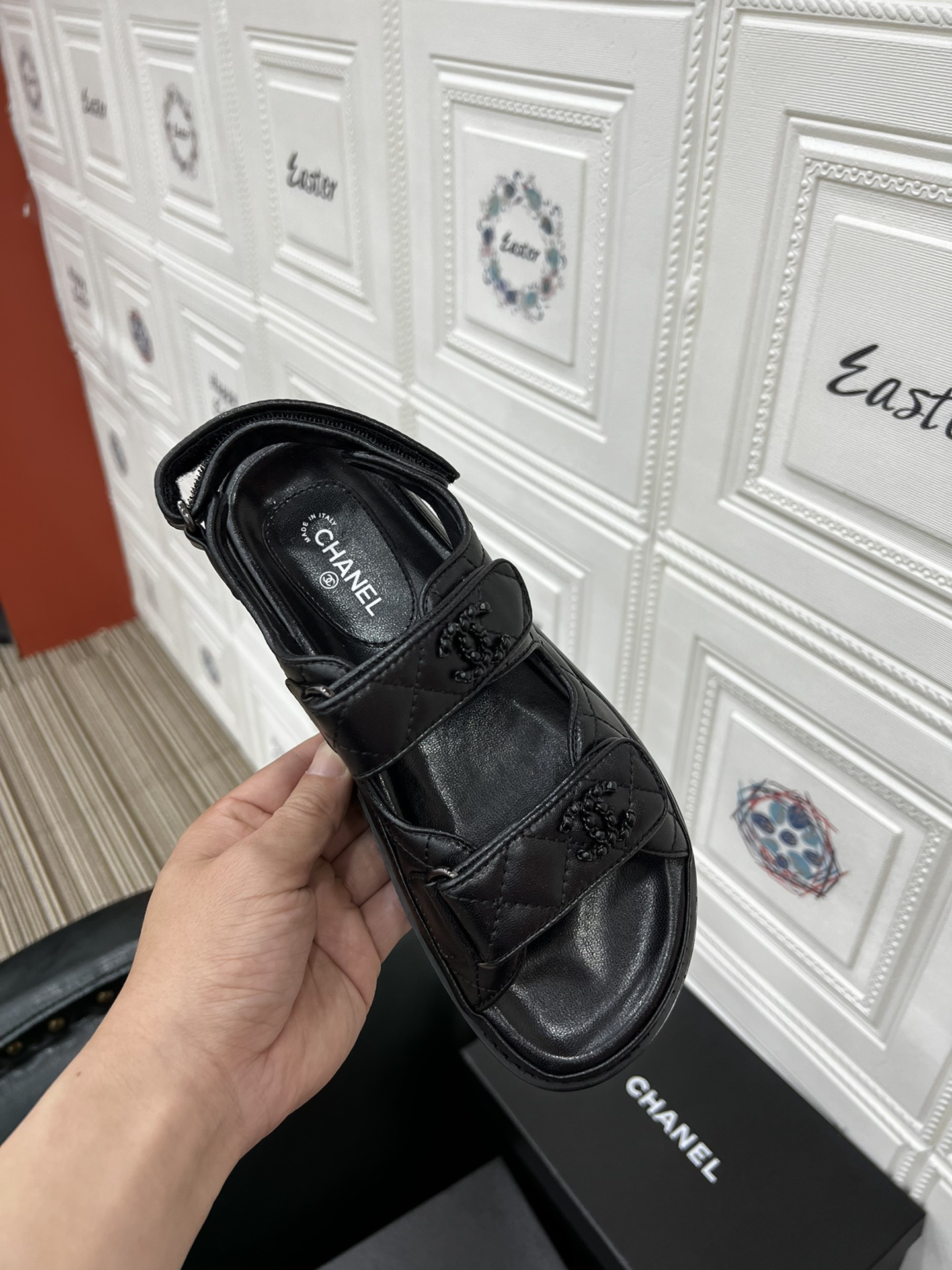 💰💰210💰💰女鞋 女装 女鞋 女装        Chan*l🔥小香爆款专柜一比一打造出来，火了整个半球的凉鞋，面料；牛皮+经典方格电绣，内里垫脚进口绵羊皮，脚槽结合人体脚型凹槽设计提高穿着舒适度。
鞋底:橡胶底片，
颜色:黑色，白色，杏色、金色、银色、涂鸦款、黑印花、兰印花
码数35-40「40定做不退换」